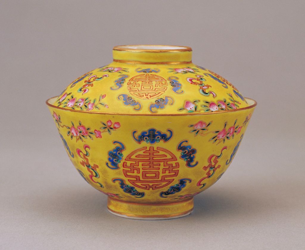 图片[1]-Yellow ground pastel colored bowl with five bats holding longevity characters-China Archive